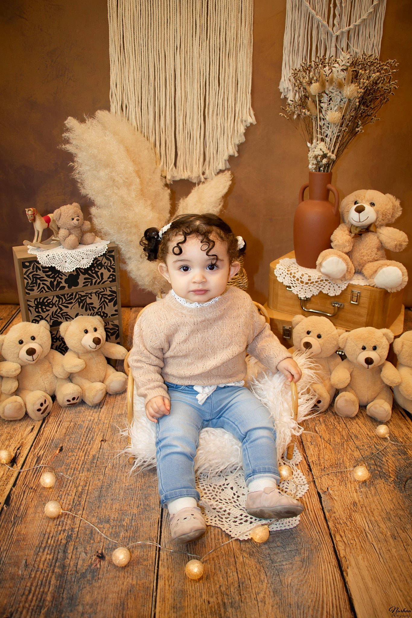 Assiya a rejoint le concours — aidez-le/la à gagner de superbes lots ! art, chair, child, curtain, doll, event, fawn, fur, happy, lighting, ornament, person, room, sitting, still_life_photography, stuffed_toy, teddy_bear, textile, toy, winter