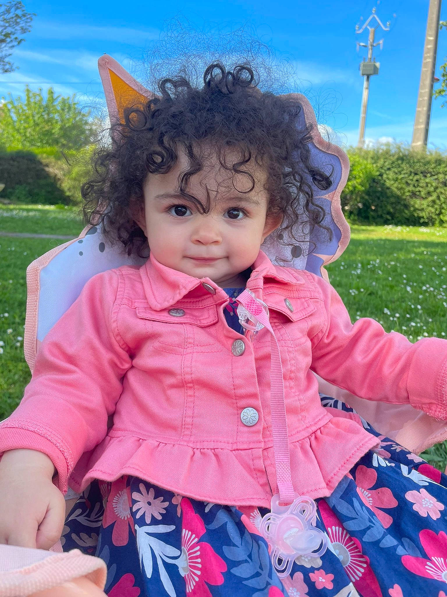 Assiya a rejoint le concours — aidez-le/la à gagner de superbes lots ! baby_toddler_clothing, beauty, child, eye, facial_expression, fun, grass, hair, hairstyle, happy, head, iris, person, pink, plant, skin, sky, sleeve, summer, toddler