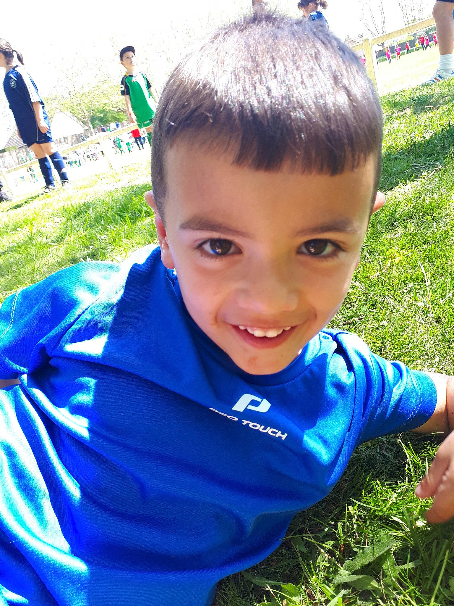 Jonas a rejoint le concours — aidez-le/la à gagner de superbes lots ! blue, child, electric_blue, eye, face, facial_expression, fun, grass, happy, head, joy, male, person, plant, play, recreation, skin, smile, summer, toddler