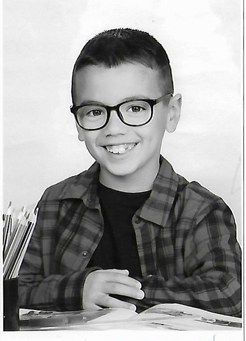 Jonas participe au concours pour gagner de l'argent avec cette photo : black_and_white, child, eyewear, flash_photography, fun, gesture, glasses, happy, human, joy, monochrome, monochrome_photography, person, sitting, sleeve, smile, stock_photography, style, t_shirt, toddler