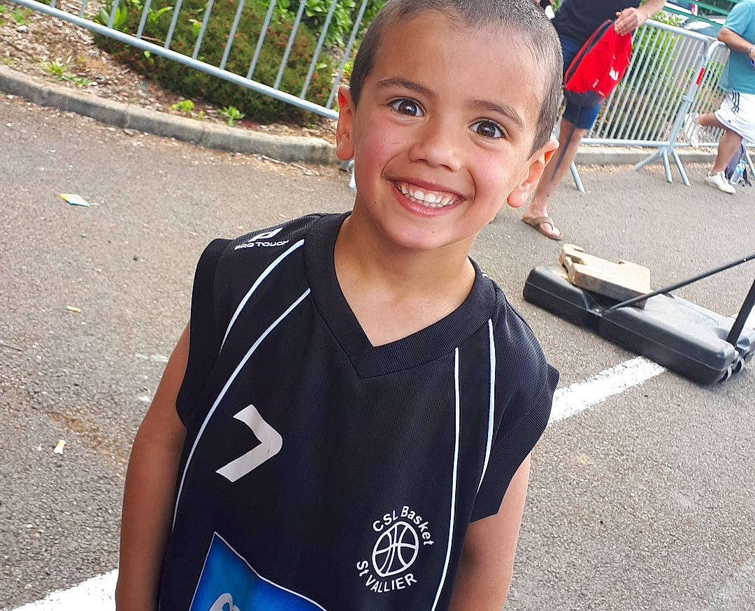 Jonas participe au concours pour gagner de l'argent avec cette photo : child, cool, face, facial_expression, hair, hairstyle, happy, head, jersey, joy, person, smile, sportswear, style, summer, t_shirt, team, top, tourism, vacation