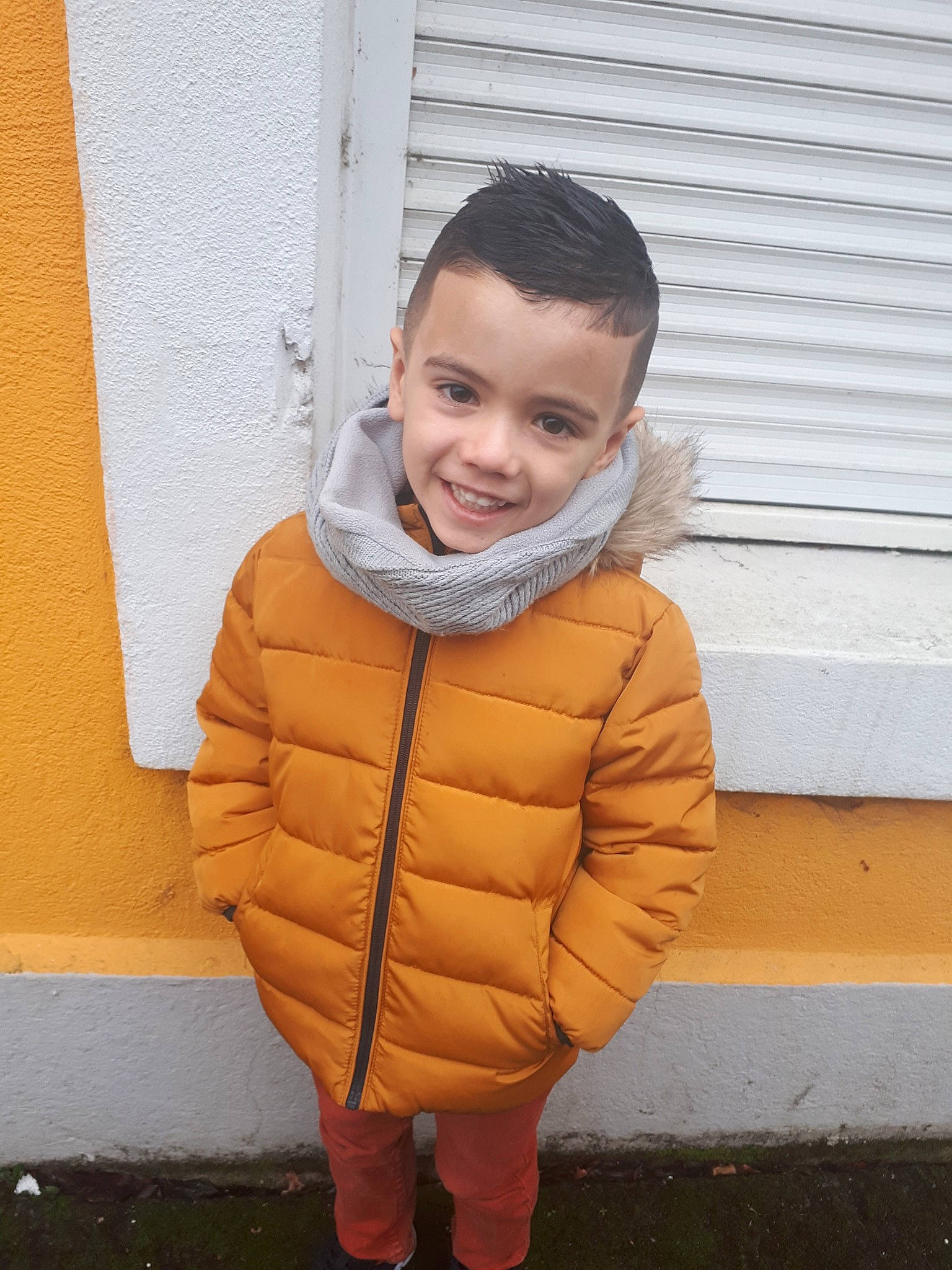 Jonas a rejoint le concours — aidez-le/la à gagner de superbes lots ! child, child_model, clothing, jacket, joy, outerwear, person, sleeve, smile, top, yellow