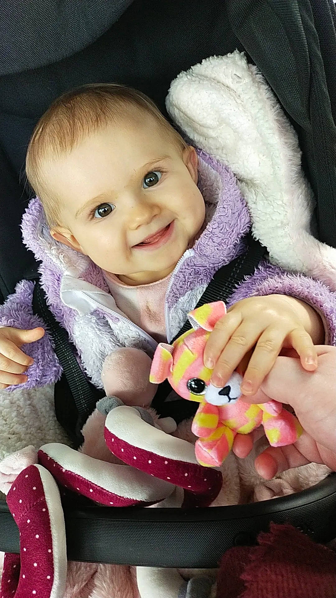 Kayli a rejoint le concours — aidez-le/la à gagner de superbes lots ! baby, baby_toddler_clothing, cheek, facial_expression, finger, gesture, hand, happy, human, human_body, iris, joy, lip, mouth, nose, person, pink, product, skin, smile