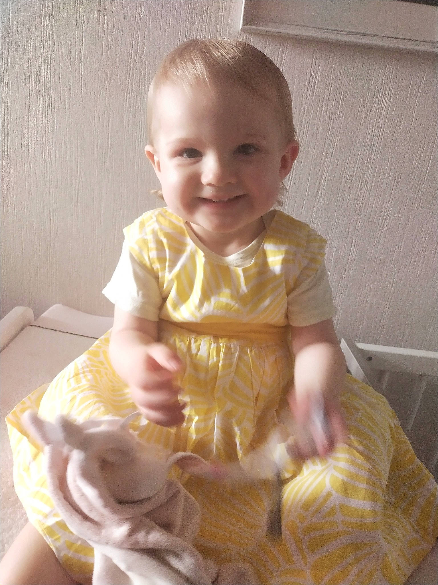 Kayli a rejoint le concours — aidez-le/la à gagner de superbes lots ! baby, baby_products, baby_toddler_clothing, chair, cheek, child, comfort, face, happy, joy, linens, peach, person, room, sitting, sleeve, smile, t_shirt, toddler