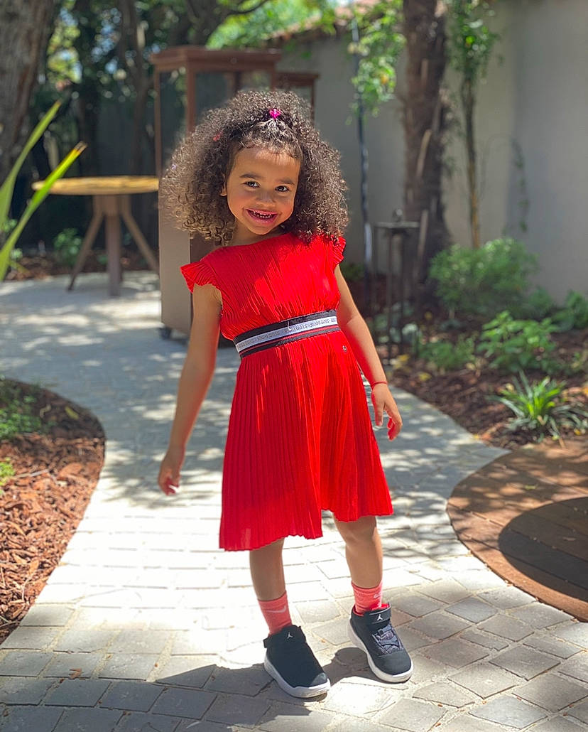 Lyia a rejoint le concours — aidez-le/la à gagner de superbes lots ! bridal_party_dress, day_dress, dress, electric_blue, fashion_design, formal_wear, grass, hairstyle, happy, headgear, jewellery, joy, leisure, magenta, one_piece_garment, pattern, person, plant, shoe, street_fashion