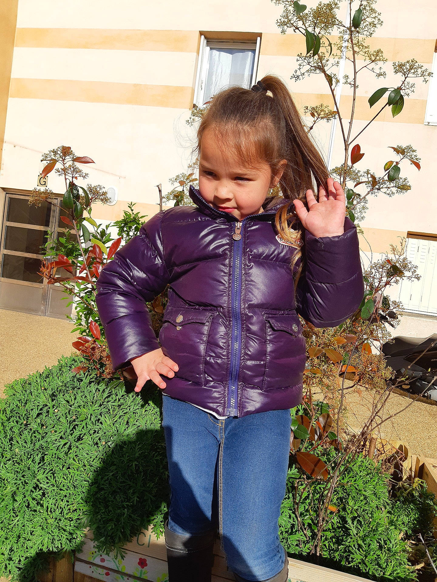 Laurina participe au concours pour gagner de l'argent avec cette photo : child, flower, fun, girl, jacket, jeans, outerwear, person, plant, textile, toddler, tree