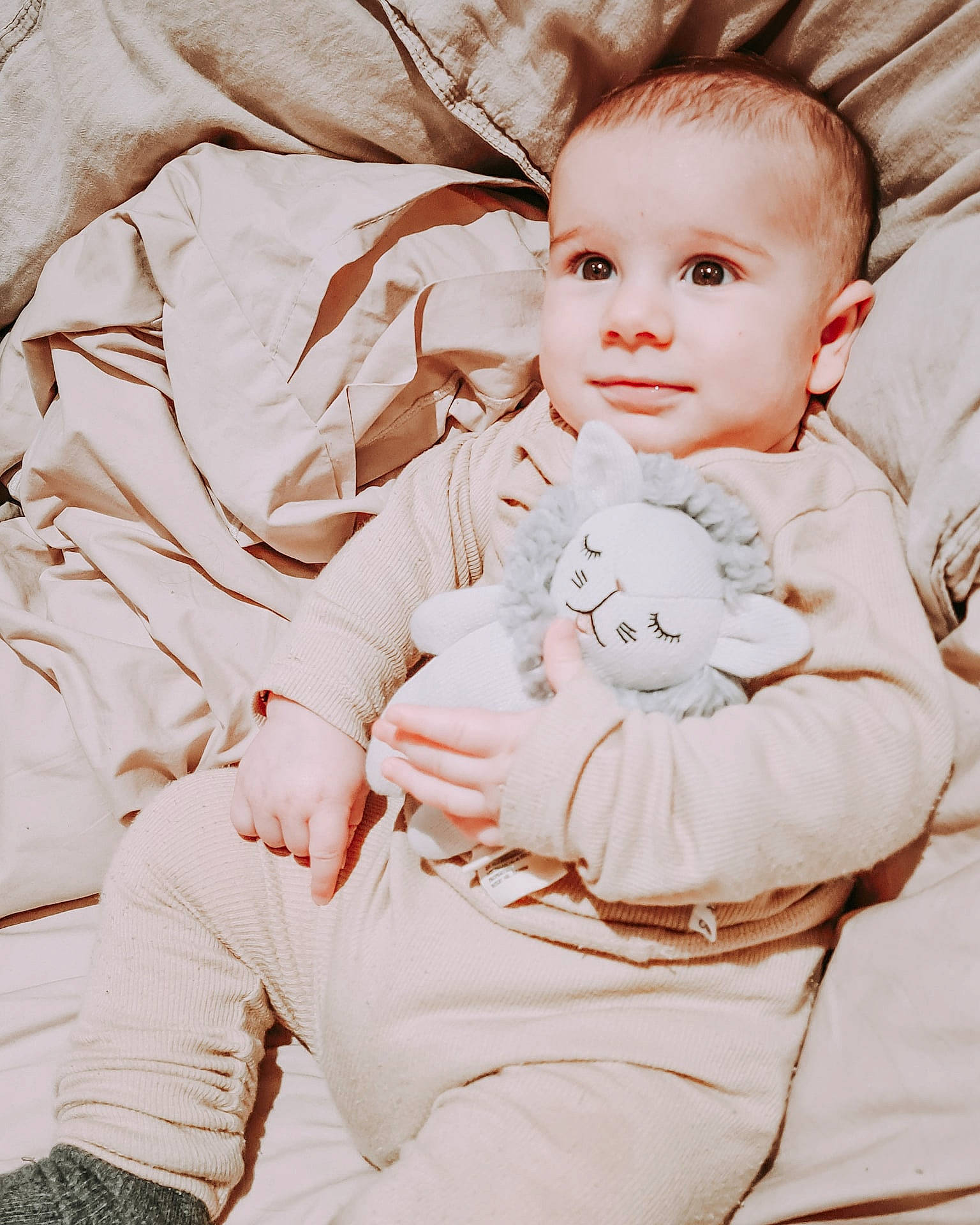 Giulian a rejoint le concours — aidez-le/la à gagner de superbes lots ! baby, baby_toddler_clothing, cheek, child, comfort, dress, eye, face, flash_photography, gesture, hand, happy, head, iris, jewellery, lip, person, sitting, skin, sleeve