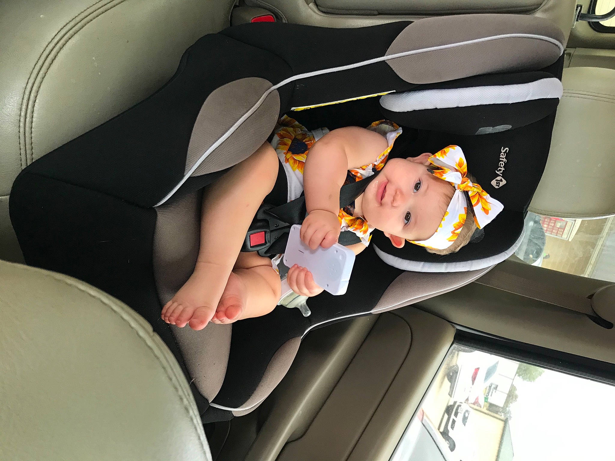Letty is registered to the contest to win money with this photo: armrest, automotive_design, baby, baby_in_car_seat, baby_products, car_seat, car_seat_cover, comfort, finger, head_restraint, headwear, leather, luxury_vehicle, person, seat_belt, service, shoe, steering_part, trunk, vehicle_door