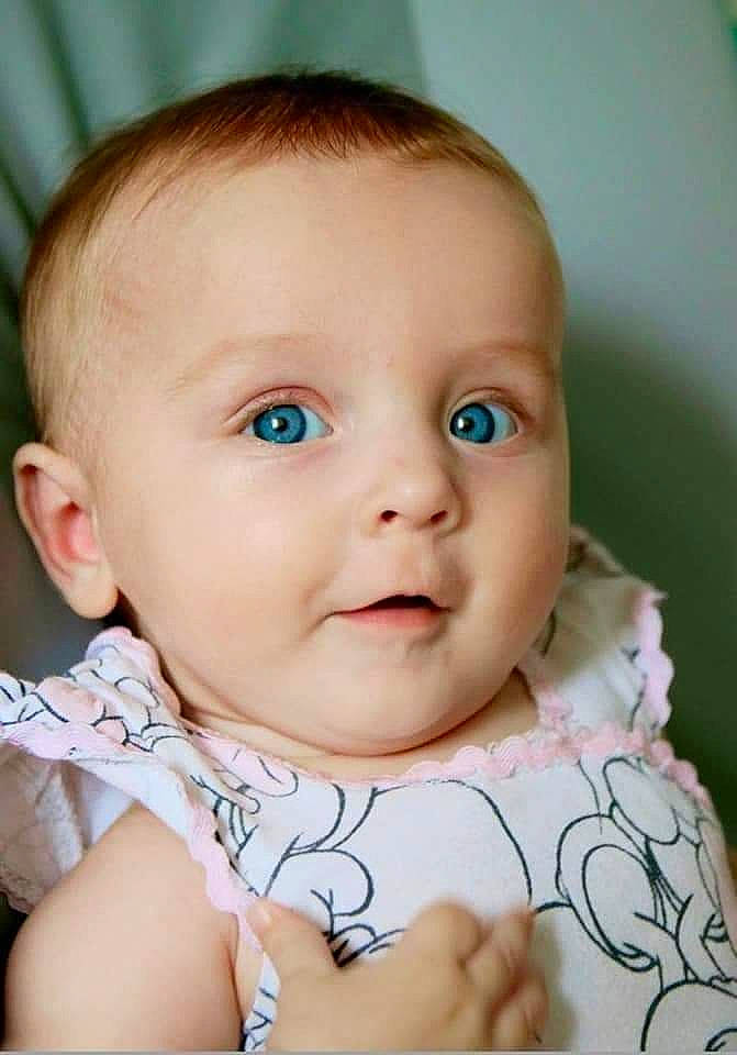 Marley a rejoint le concours — aidez-le/la à gagner de superbes lots ! azure, baby, baby_toddler_clothing, cheek, child, chin, close_up, eyelash, flash_photography, gesture, grass, happy, iris, lip, nose, person, sitting, skin, smile, toddler