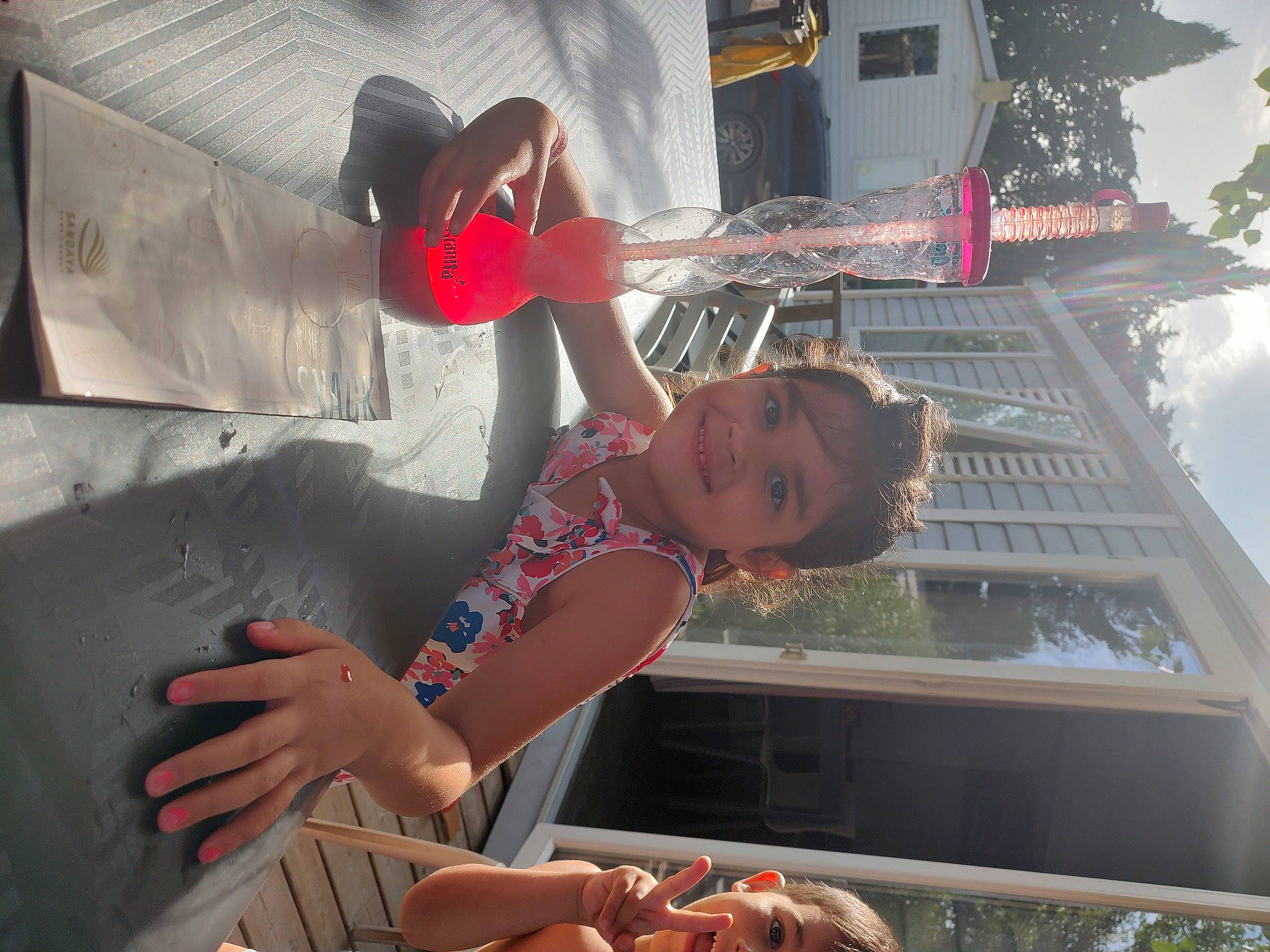 Celia a rejoint le concours — aidez-le/la à gagner de superbes lots ! elbow, eyewear, flesh, fun, happy, hat, human_leg, joy, leisure, muscle, person, sandal, shorts, sky, smile, snapshot, swimwear, t_shirt, thigh, travel