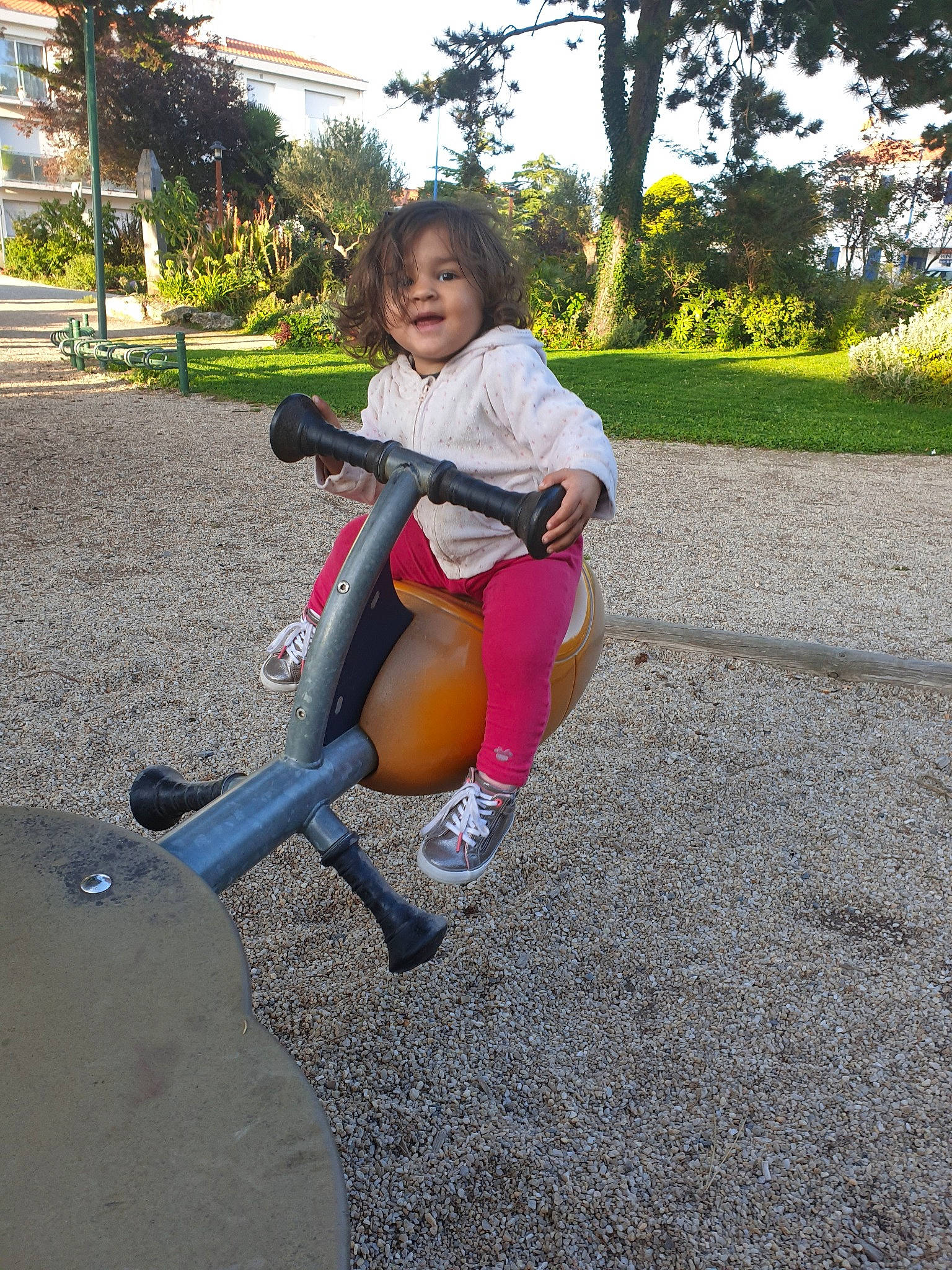 Celia a rejoint le concours — aidez-le/la à gagner de superbes lots ! fun, grass, leg, leisure, person, playground, public_space, recreation, sitting, tree, vacation