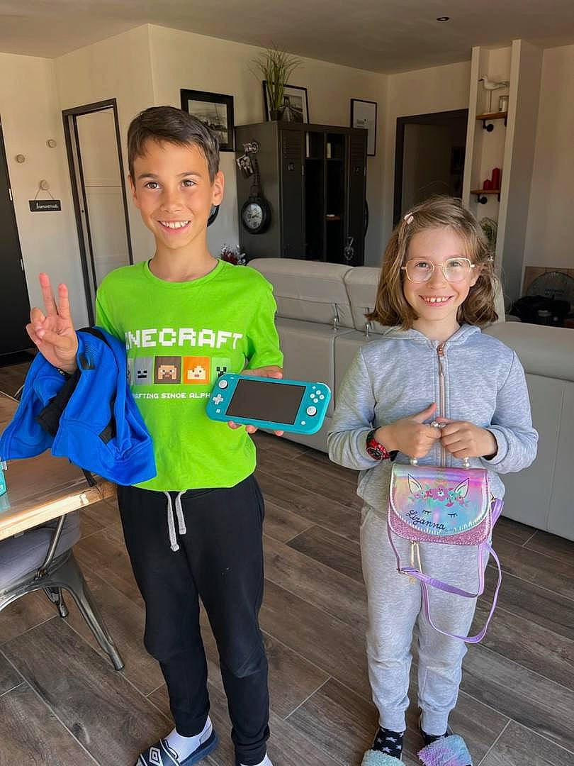 Teo a rejoint le concours — aidez-le/la à gagner de superbes lots ! active_pants, child, electric_blue, event, flooring, fun, happy, joy, leisure, person, play, recreation, refrigerator, shoe, sleeve, smile, sportswear, standing, sweatpant, t_shirt