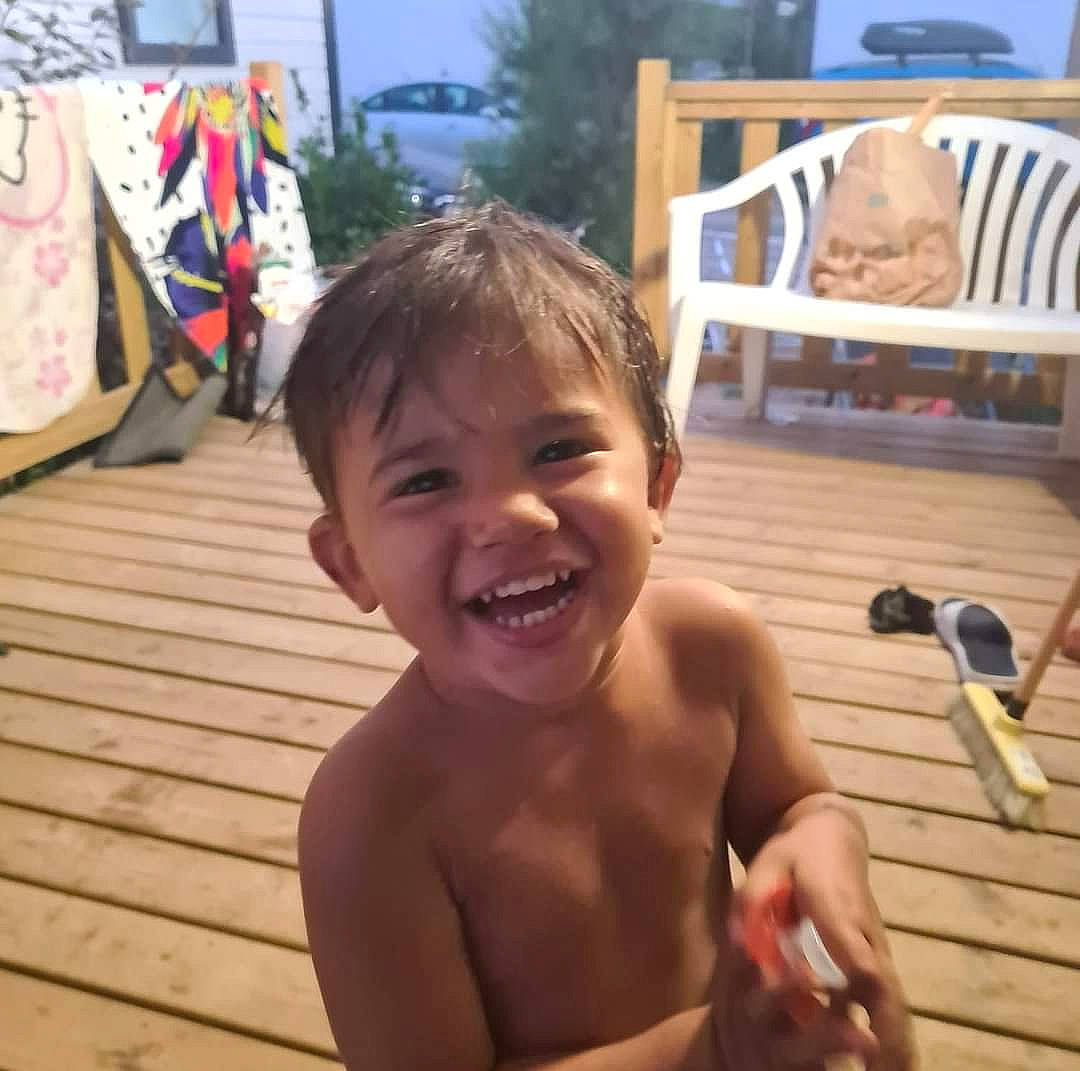 Ahmed a rejoint le concours — aidez-le/la à gagner de superbes lots ! baby, barechested, chair, chest, child, fun, happy, joy, laugh, leisure, outdoor_furniture, person, plant, play, recreation, sitting, smile, thumb, toddler, tree