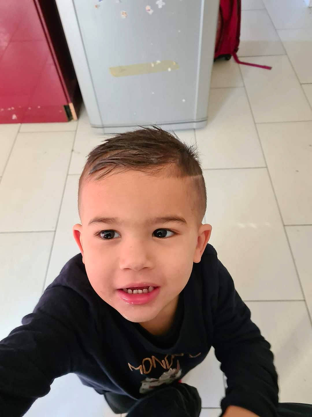 Ahmed participe au concours pour gagner de l'argent avec cette photo : cheek, eye, eyelash, face, flash_photography, floor, flooring, forehead, fun, gas, hairstyle, happy, jaw, joint, nose, person, skin, sleeve, smile, toddler