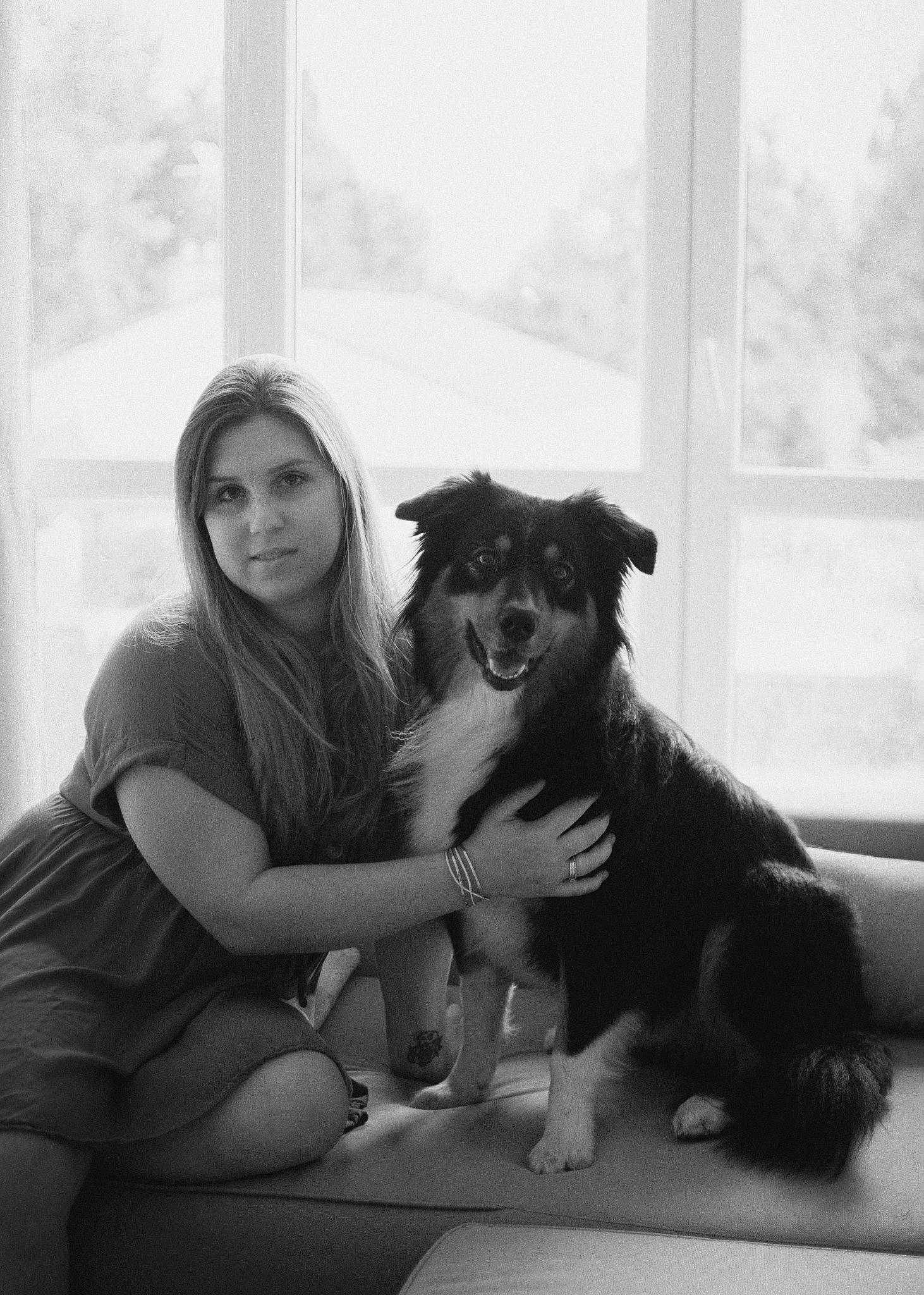 Pimkie a rejoint le concours — aidez-le/la à gagner de superbes lots ! arm, black, black_and_white, carnivore, comfort, companion_dog, dog, dog_breed, flash_photography, fur, gesture, hand, happy, human_leg, monochrome, monochrome_photography, sitting, smile, snout, style