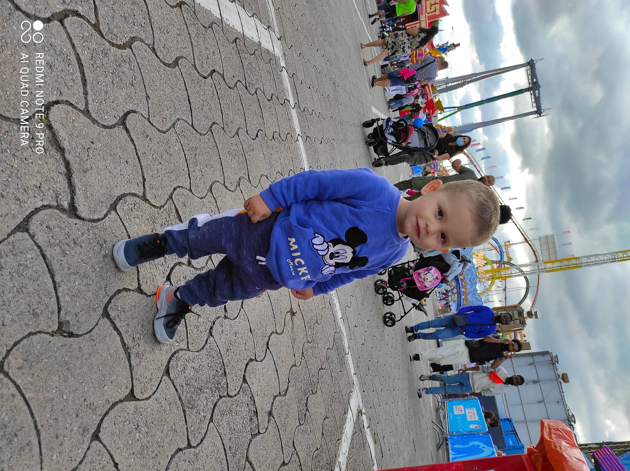 David a rejoint le concours — aidez-le/la à gagner de superbes lots ! adventure, cloud, competition, competition_event, electric_blue, extreme_sport, fun, hat, helmet, leisure, person, recreation, sky, slope, sports, sports_equipment, sports_uniform, sunglasses, toddler, winter