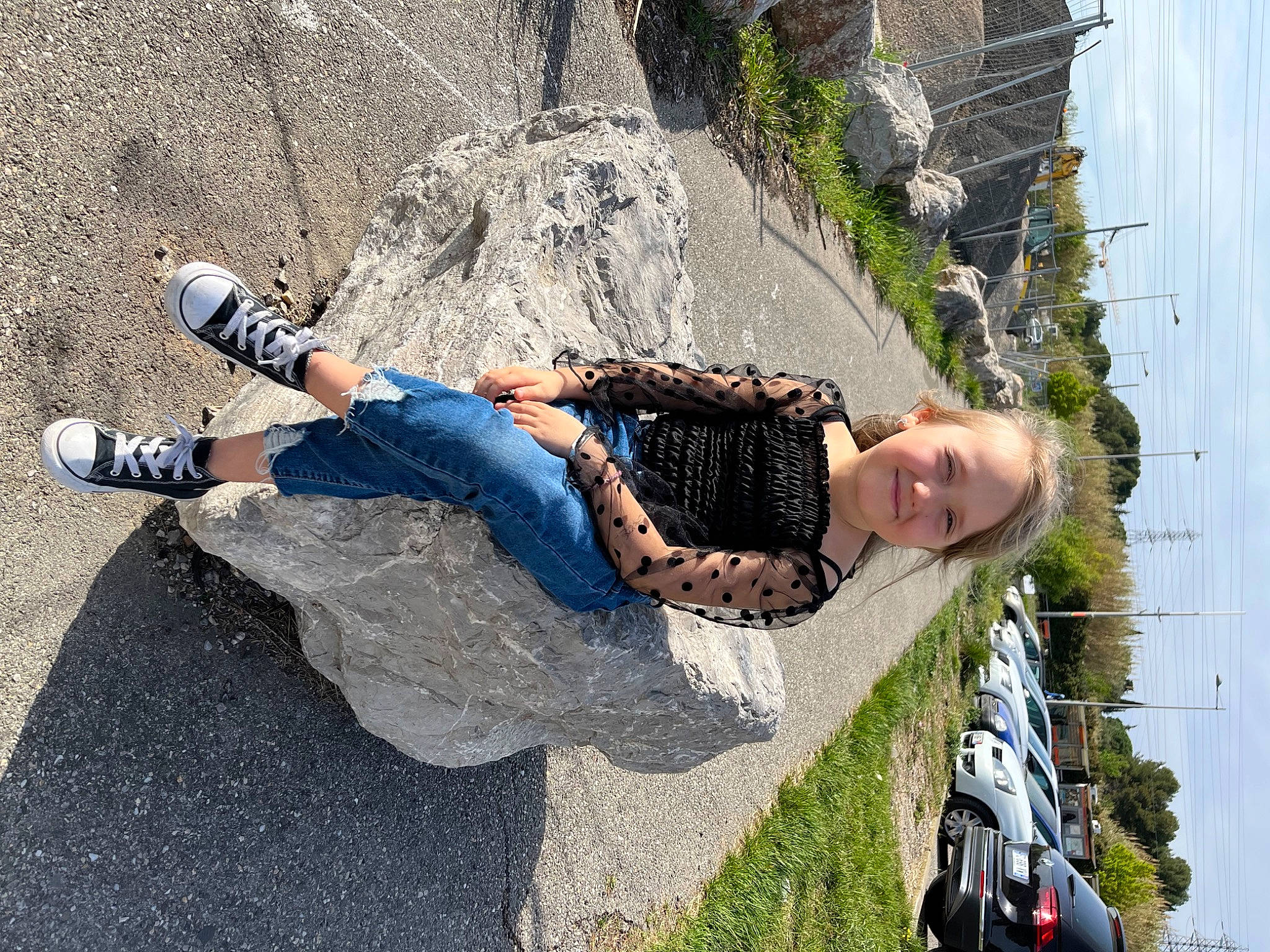 Nélia participe au concours pour gagner de l'argent avec cette photo : asphalt, beauty, car, concrete, eyewear, fun, grass, human_leg, joy, landscape, leg, leisure, person, plant, recreation, road_surface, sidewalk, sitting, sky, street_fashion