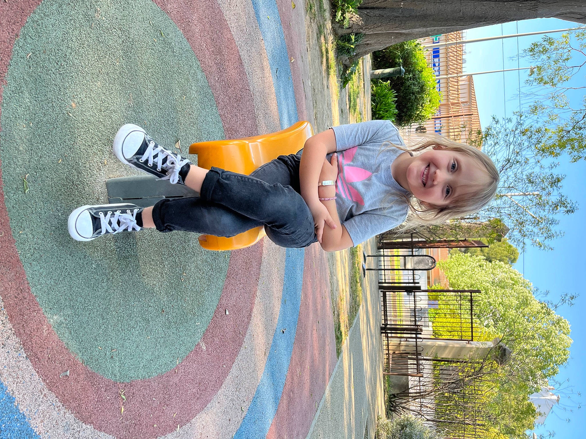 Nélia a rejoint le concours — aidez-le/la à gagner de superbes lots ! adventure, cool, denim, extreme_sport, fun, grass, happy, joy, leisure, pattern, person, plant, recreation, rolling, skateboarder, sky, smile, sneakers, sports_equipment, street_fashion