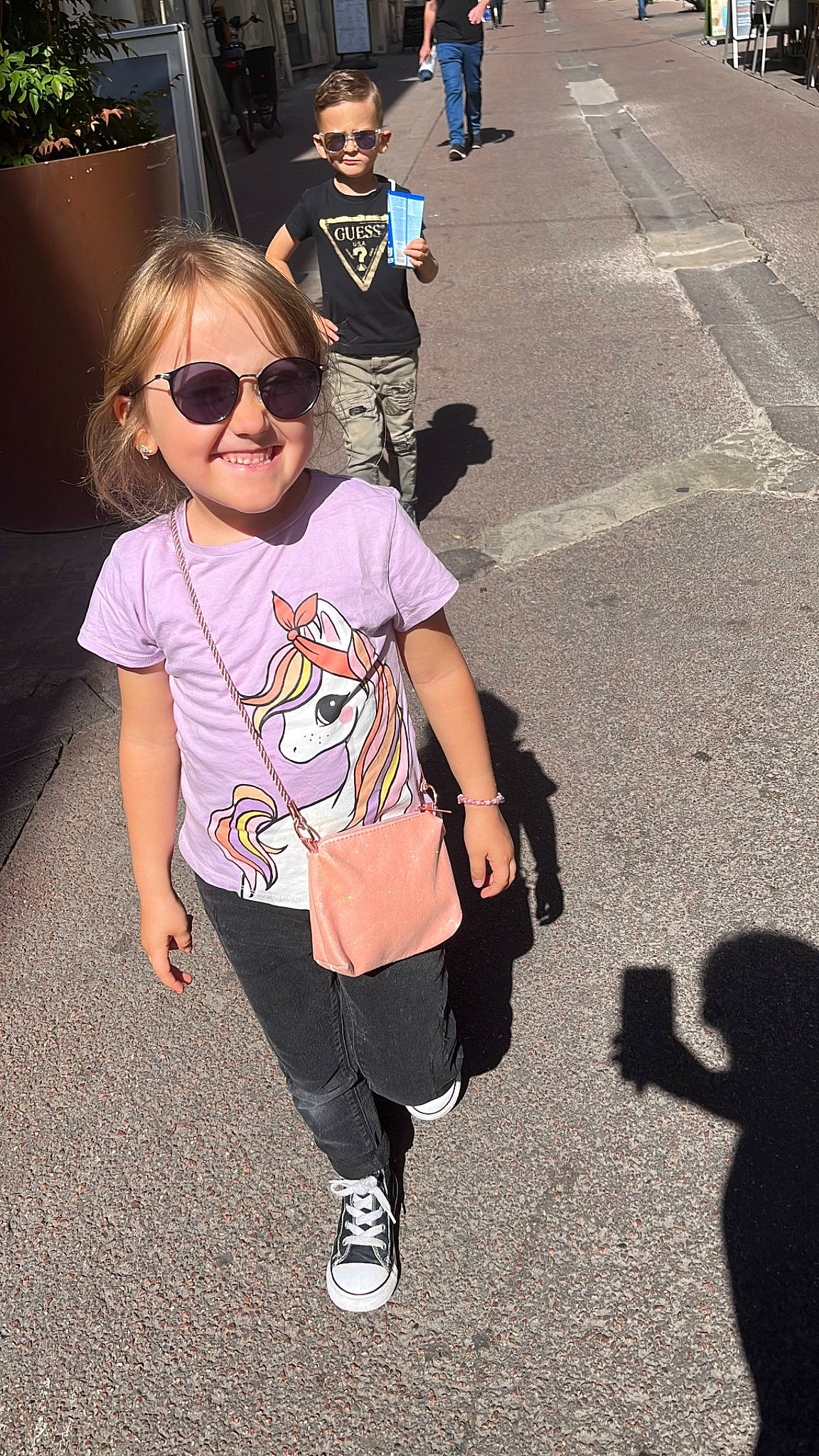 Nélia participe au concours pour gagner de l'argent avec cette photo : black, clothing, cool, eyewear, footwear, fun, goggles, happy, joy, person, shoe, shoulder, sleeve, sneakers, standing, street_fashion, style, sunglasses, t_shirt, vision_care