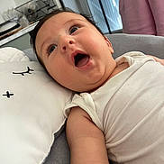 Pablo a rejoint le concours — aidez-le/la à gagner de superbes lots ! arm, baby, child, closeup, cushion, cute, expression, face, head, home, indoor, infant, person, pillow, relaxing, sleepy_face_pillow, soft_fabric, surprised, white_clothing, young_child