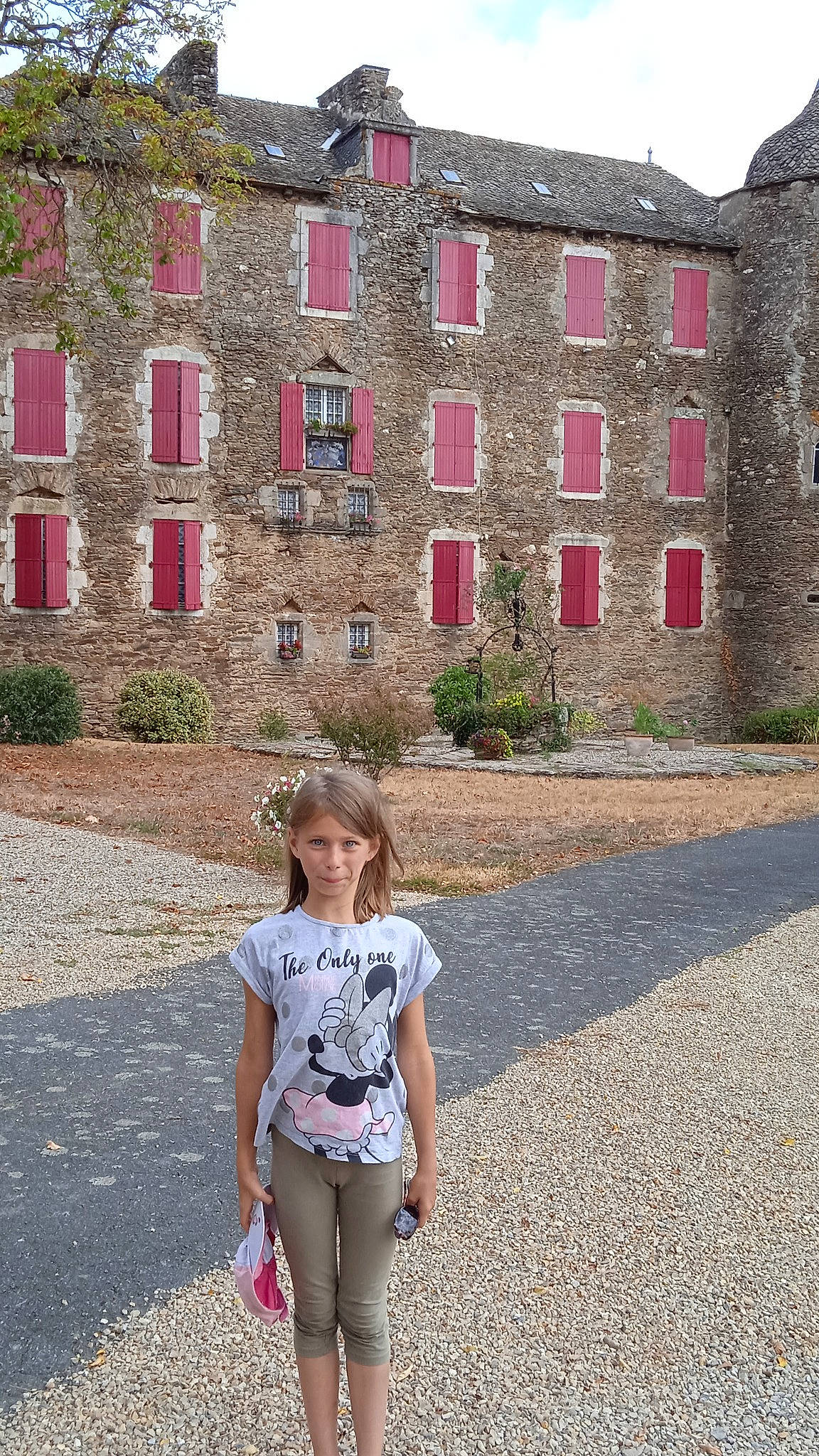 Léonie a rejoint le concours — aidez-le/la à gagner de superbes lots ! asphalt, brick, brickwork, building, city, cobblestone, facade, grass, house, leisure, pattern, person, pink, plant, red, road_surface, sleeve, t_shirt, tree, waist