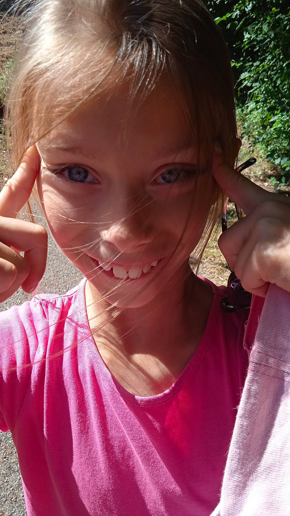 Léonie a rejoint le concours — aidez-le/la à gagner de superbes lots ! child, chin, cool, eyebrow, eyelash, finger, fun, gesture, grass, hand, happy, iris, joy, lip, magenta, mouth, neck, nose, people_in_nature, person