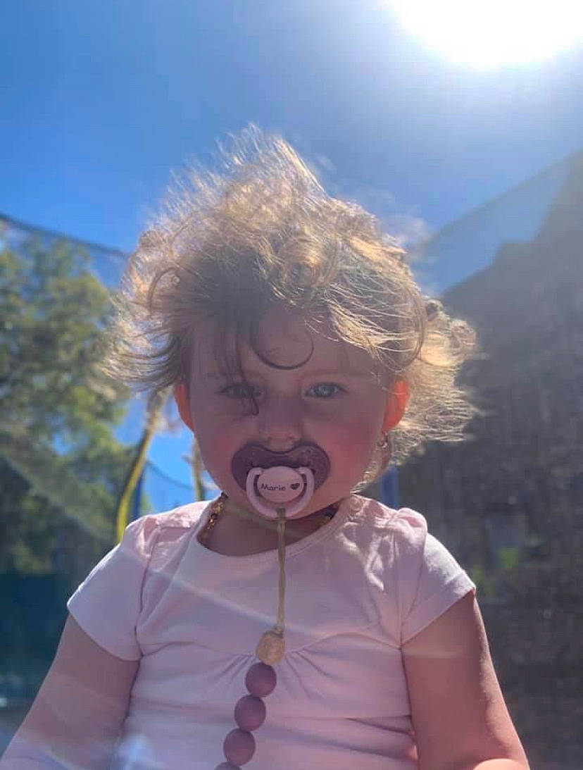 Marie a rejoint le concours — aidez-le/la à gagner de superbes lots ! beauty, child, eyewear, fun, gesture, grass, hairstyle, happy, human, iris, leisure, lens_flare, lip, people_in_nature, person, recreation, sky, summer, sunlight, toddler