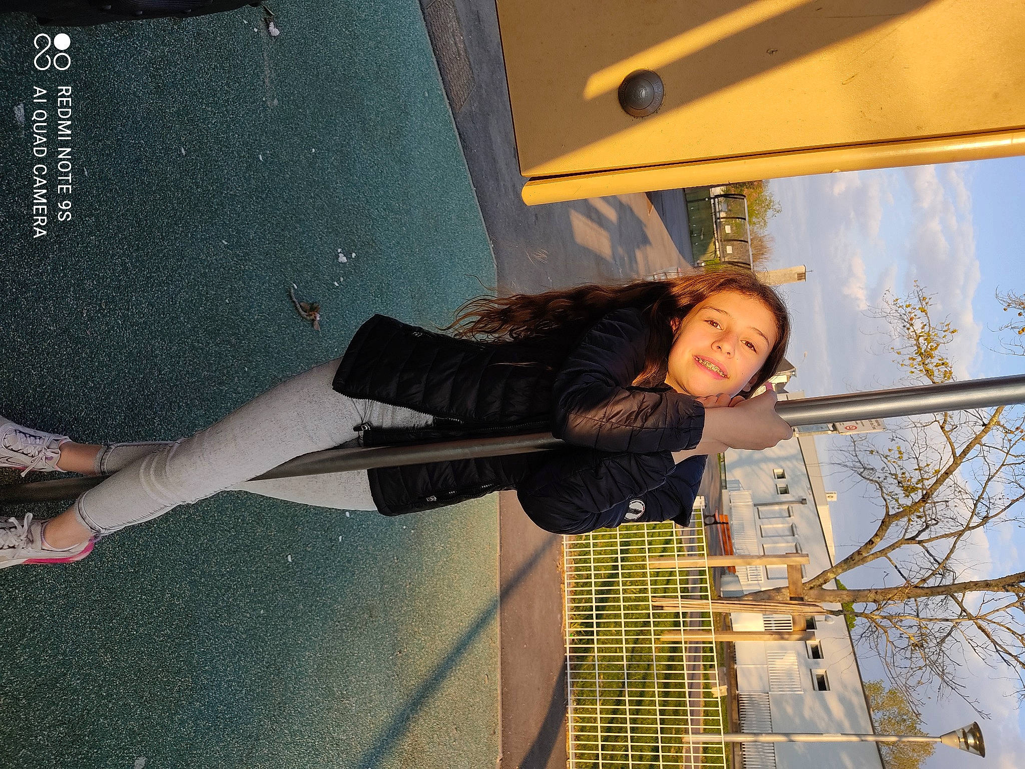 Marion participe au concours pour gagner de l'argent avec cette photo : city, flash_photography, flooring, fun, happy, human_leg, joy, knee, leisure, line, person, sky, smile, street_fashion, symmetry, thigh, tree