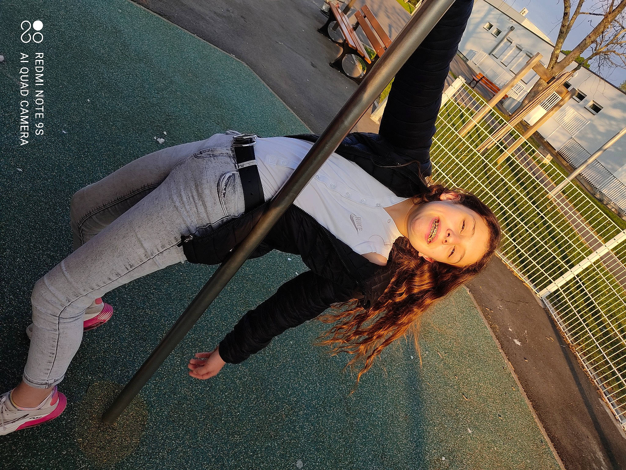 Marion a rejoint le concours — aidez-le/la à gagner de superbes lots ! adventure, automotive_wheel_system, automotive_window_part, cool, eyewear, fashion_accessory, flash_photography, fun, grass, joy, leg, leisure, person, photograph, recreation, shadow, shoe, t_shirt, travel, vehicle_door