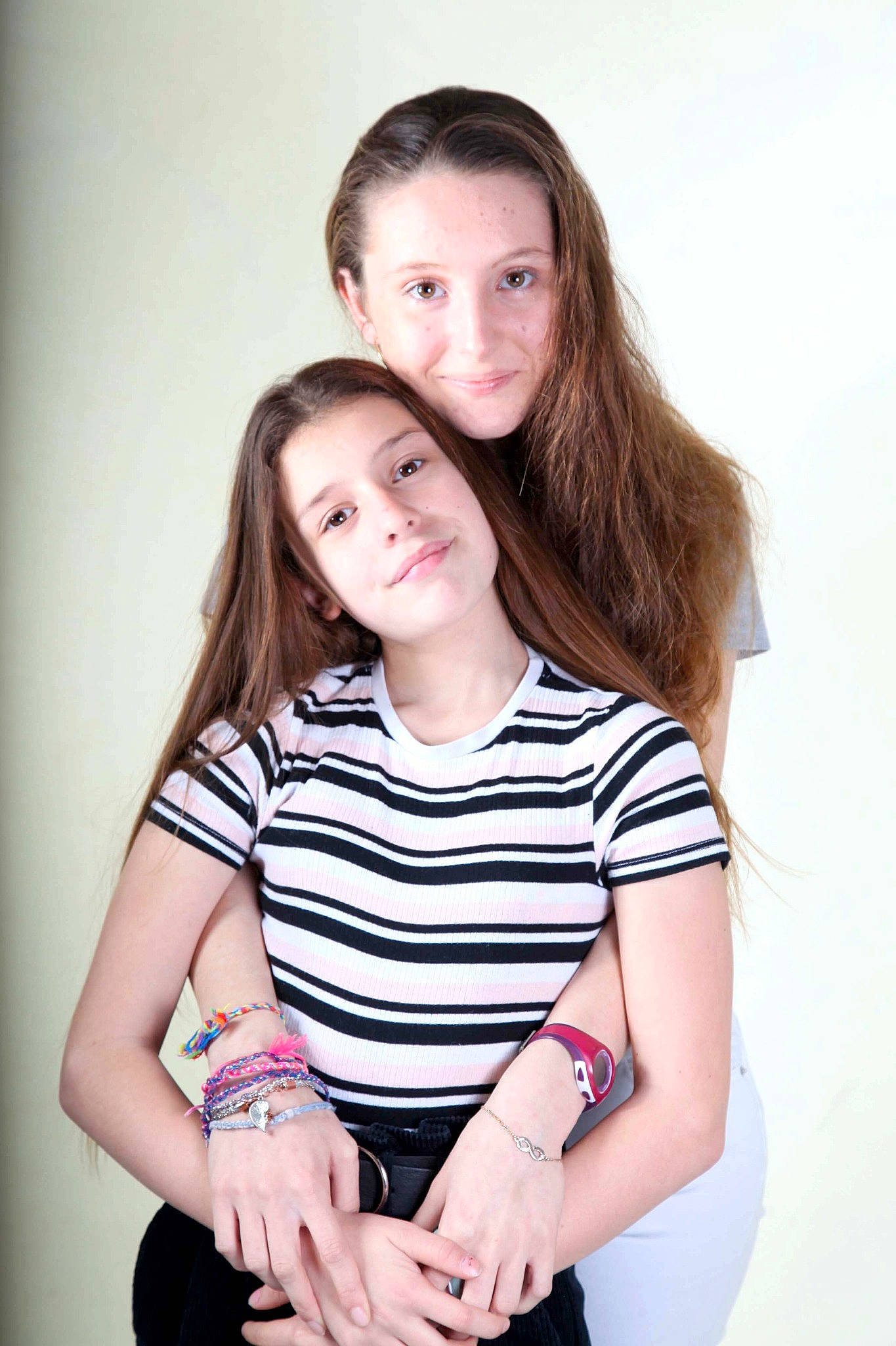 Marion participe au concours pour gagner de l'argent avec cette photo : arm, cheek, eye, face, facial_expression, fashion, flash_photography, hair, hand, happy, head, human, iris, joint, joy, lip, person, shoulder, skin, sleeve