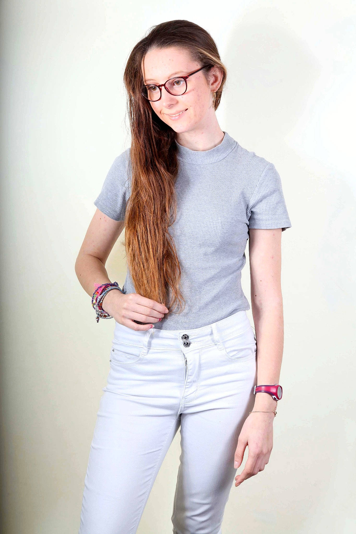 Cloe a rejoint le concours — aidez-le/la à gagner de superbes lots ! black_hair, blazer, collar, elbow, eyewear, face, fashion_design, flash_photography, gesture, hand, head, joint, joy, leg, neck, person, shoulder, sleeve, sportswear, street_fashion