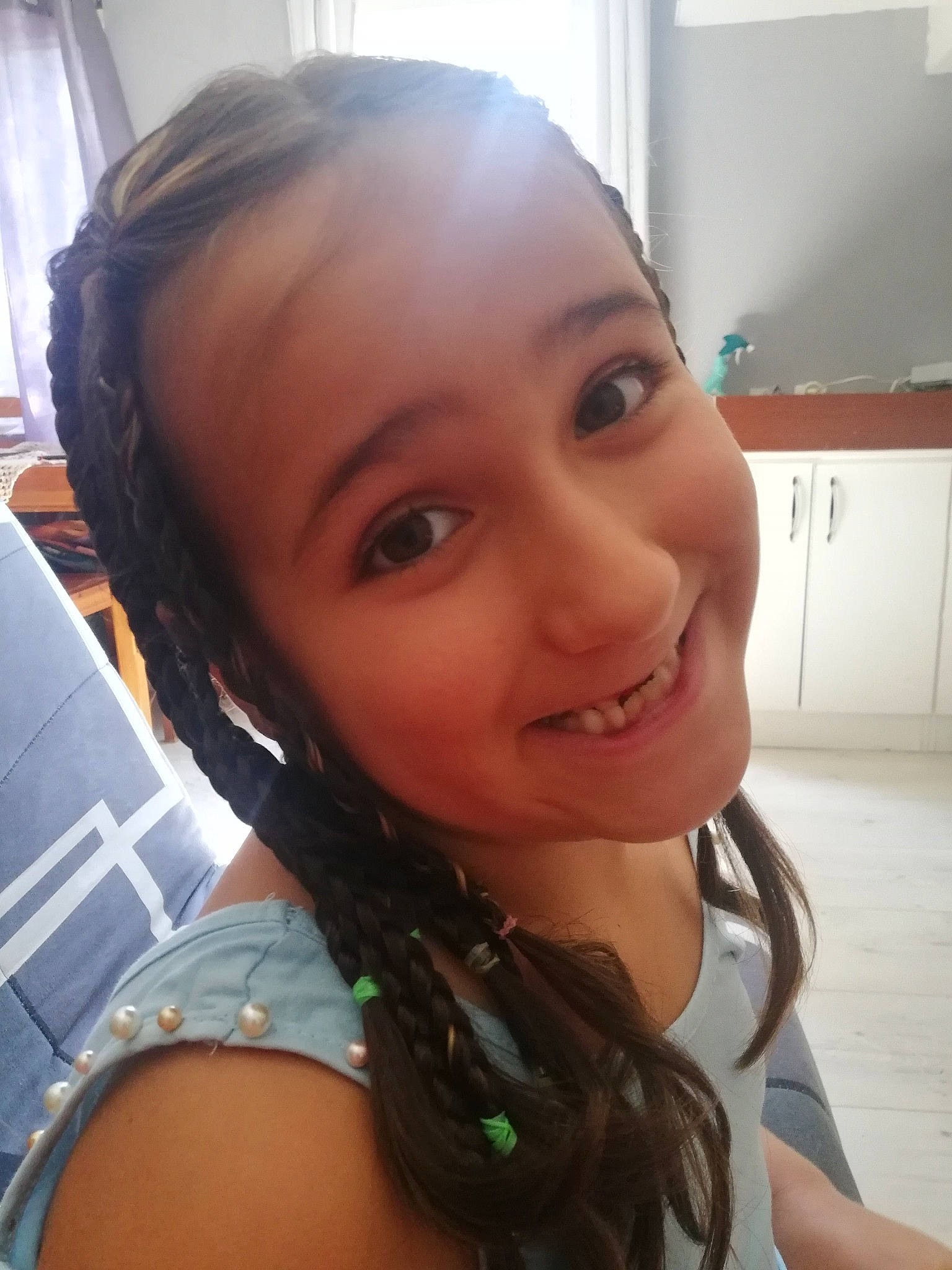 Clara participe au concours pour gagner de l'argent avec cette photo : beauty, black_hair, cheek, chin, eye, eyebrow, face, forehead, hair, hairstyle, head, jaw, joy, lip, long_hair, mouth, neck, nose, person, selfie