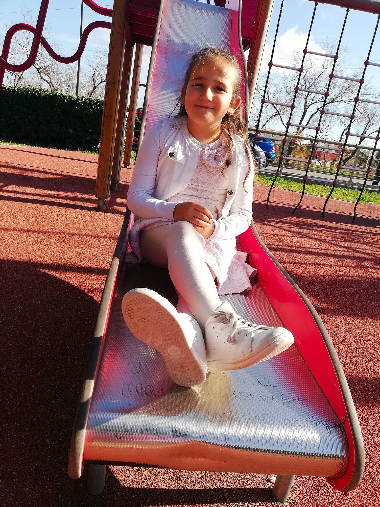 Clara a rejoint le concours — aidez-le/la à gagner de superbes lots ! child, fun, joy, leg, leisure, outdoor_play_equipment, person, play, playground, playground_slide, public_space, recreation, sitting, swing