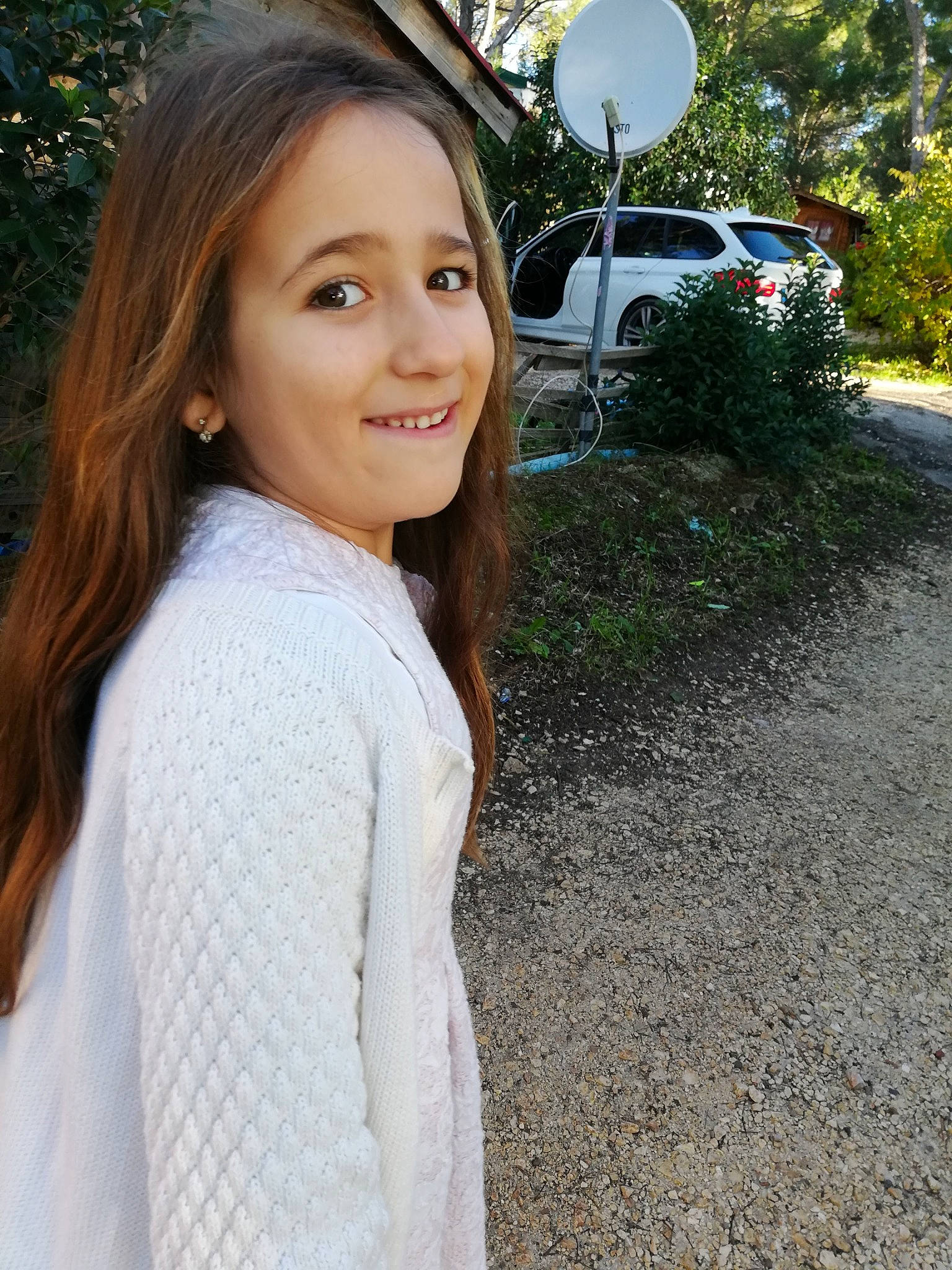 Clara a rejoint le concours — aidez-le/la à gagner de superbes lots ! beauty, blond, brown_hair, car, eye, face, fawn, grass, hair, joy, lip, long_hair, outerwear, person, photo_shoot, photography, skin, smile, tree, vacation