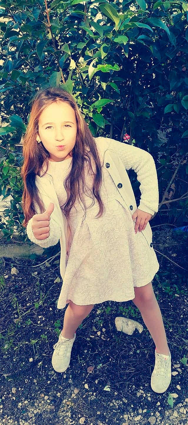 Clara participe au concours pour gagner de l'argent avec cette photo : bangs, beauty, beige, brown_hair, child, child_model, cool, fashion, grass, hair, hairstyle, leg, lip, long_hair, model, person, photo_shoot, photography, smile, tree