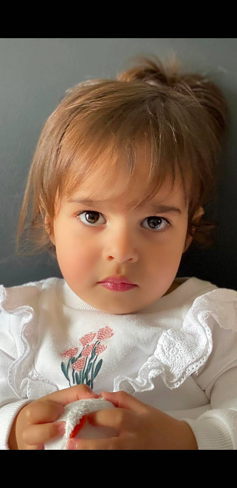 Razel a rejoint le concours — aidez-le/la à gagner de superbes lots ! baby_toddler_clothing, bangs, blond, brown_hair, cheek, child, chin, close_up, eyelash, face, gesture, happy, iris, lip, mouth, neck, nose, person, skin, sleeve
