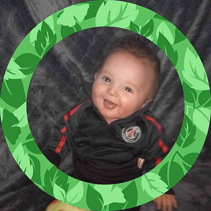 Swani a rejoint le concours — aidez-le/la à gagner de superbes lots ! cheek, circle, eye, face, facial_expression, grass, happy, head, iris, leaf, mammal, outerwear, pattern, person, picture_frame, product, sleeve, smile, textile, toddler