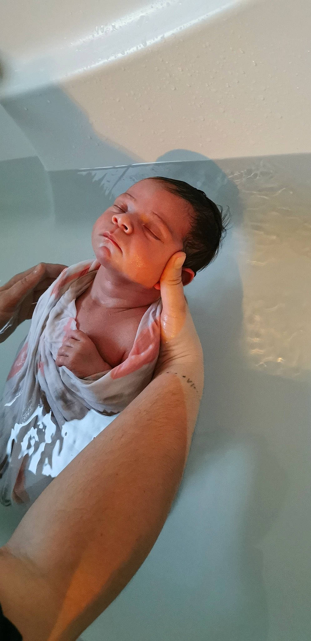 Lya a rejoint le concours — aidez-le/la à gagner de superbes lots ! baby, black_hair, chest, chin, comfort, elbow, eyebrow, eyelash, flash_photography, fun, gesture, happy, joint, leisure, lip, long_hair, mouth, neck, person, shoulder