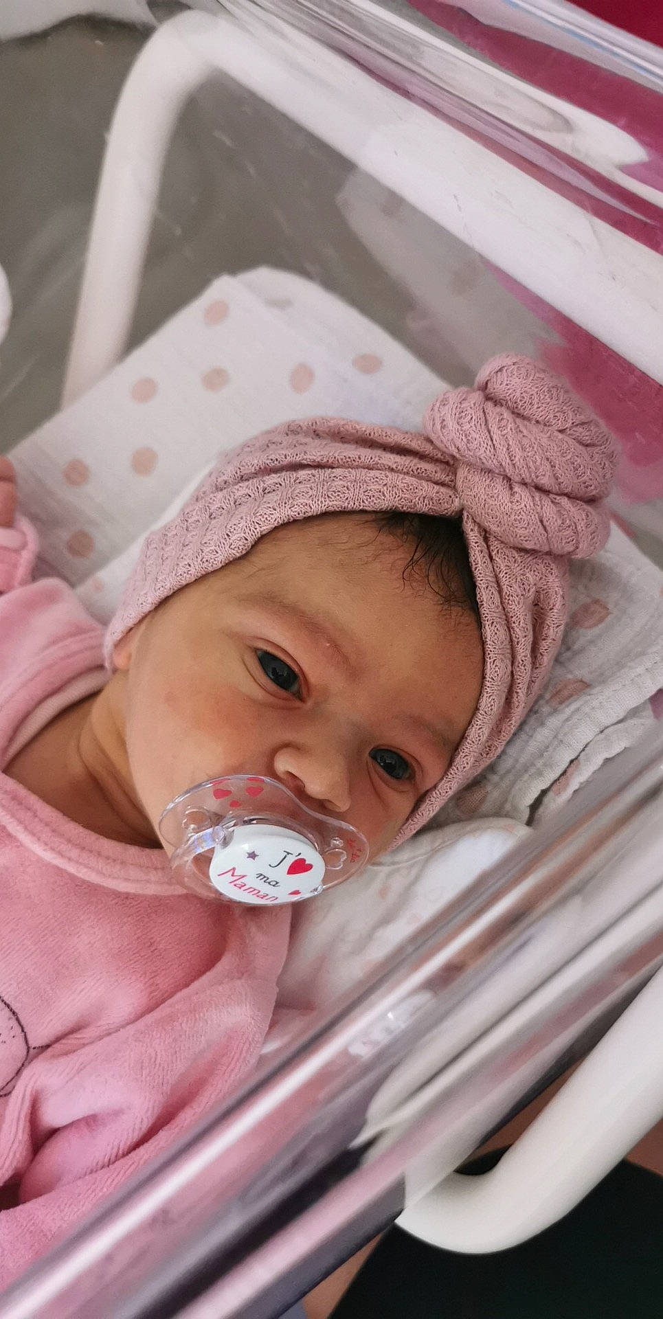 Lya a rejoint le concours — aidez-le/la à gagner de superbes lots ! baby, baby_products, baby_safety, baby_sleeping, baby_toddler_clothing, bedtime, cheek, child, comfort, drinkware, happy, headwear, iris, linens, lip, mouth, nose, person, pink, skin