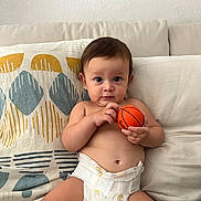 Paul a rejoint le concours — aidez-le/la à gagner de superbes lots ! baby, basketball, child, couch, cute, diaper, fabric, face, hand, home, indoor, infant, pattern, person, pillow, relax, sitting, skin, smile, toy