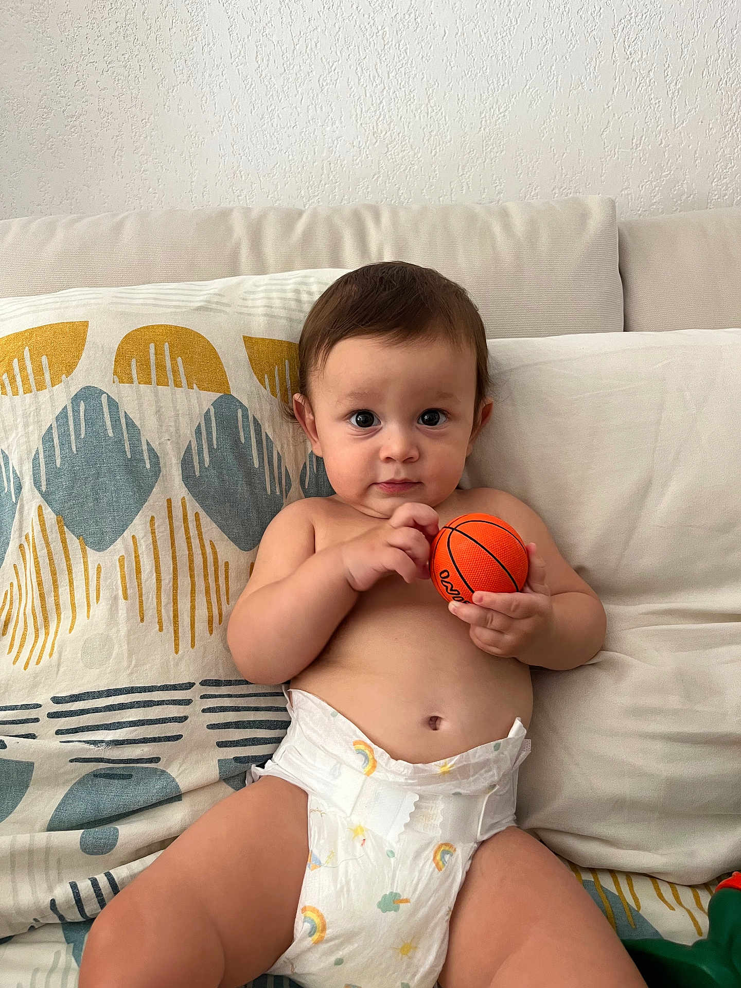 Paul a rejoint le concours — aidez-le/la à gagner de superbes lots ! baby, basketball, child, couch, cute, diaper, fabric, face, hand, home, indoor, infant, pattern, person, pillow, relax, sitting, skin, smile, toy