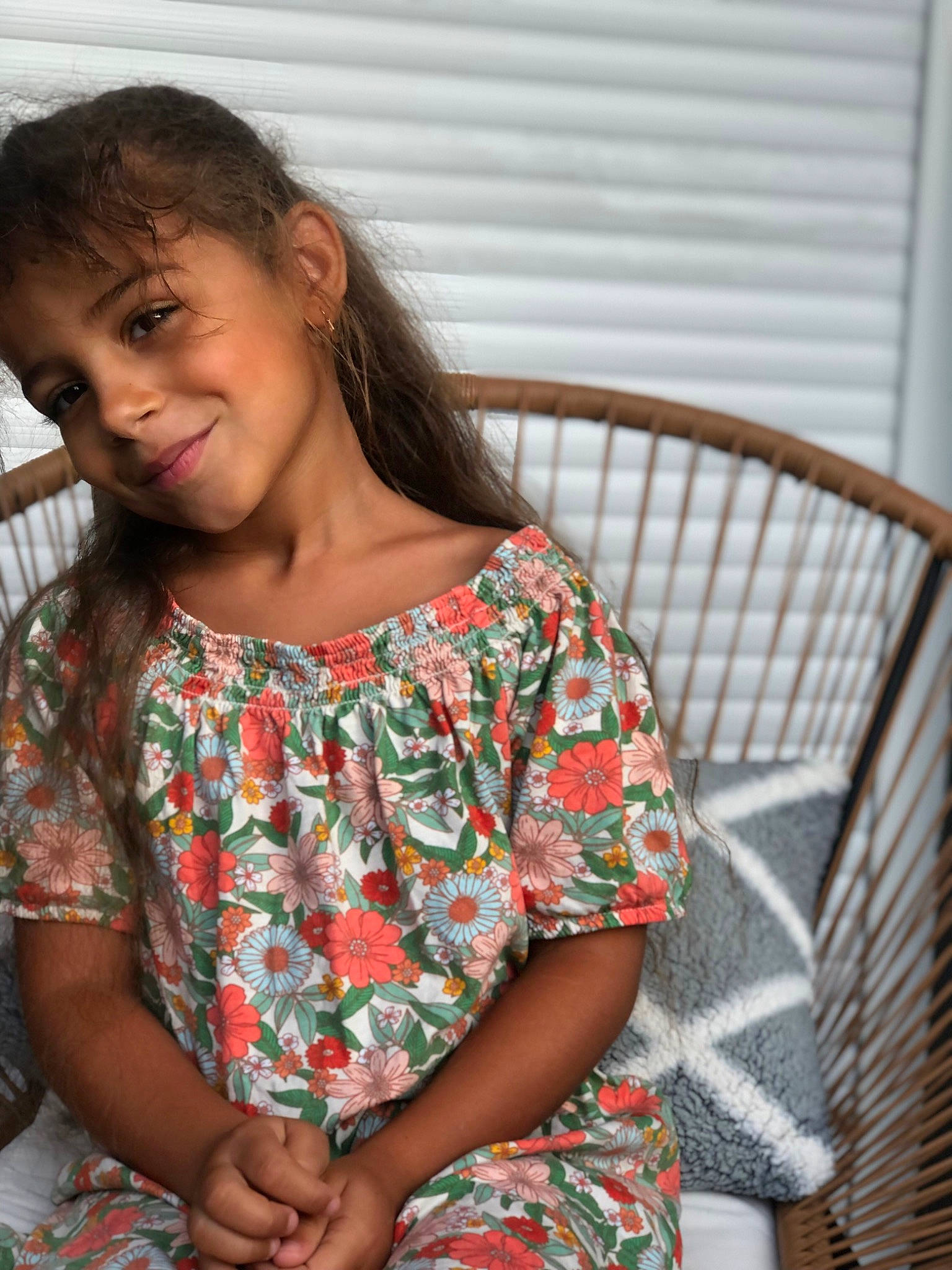 Lyssia participe au concours pour gagner de l'argent avec cette photo : brown_hair, child, comfort, day_dress, fashion_design, grass, hair, happy, human_leg, joy, leisure, long_hair, pattern, person, portrait_photography, sitting, skin, sleeve, smile, t_shirt