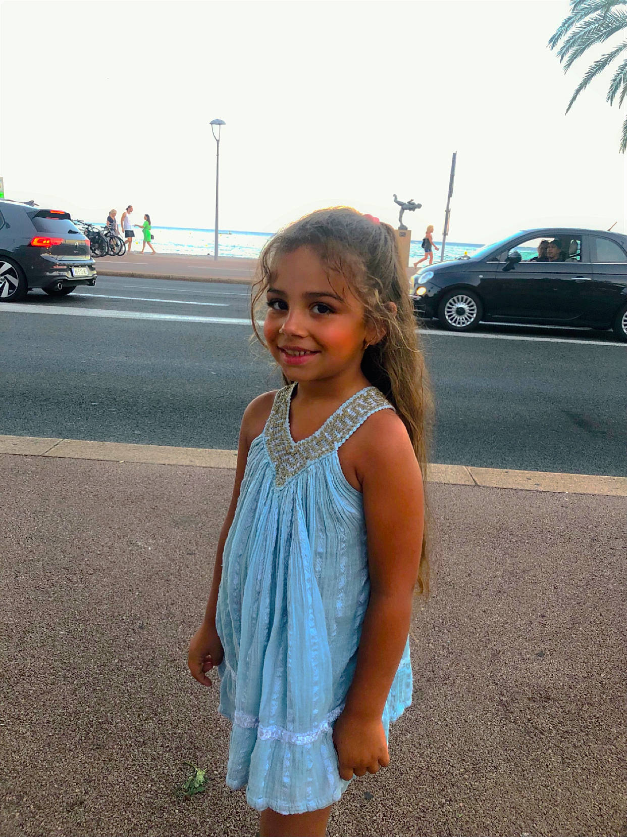 Lyssia a rejoint le concours — aidez-le/la à gagner de superbes lots ! asphalt, beauty, car, day_dress, dress, hairstyle, happy, joy, motor_vehicle, person, road, road_surface, sky, smile, standing, summer, tire, toddler, travel, vehicle