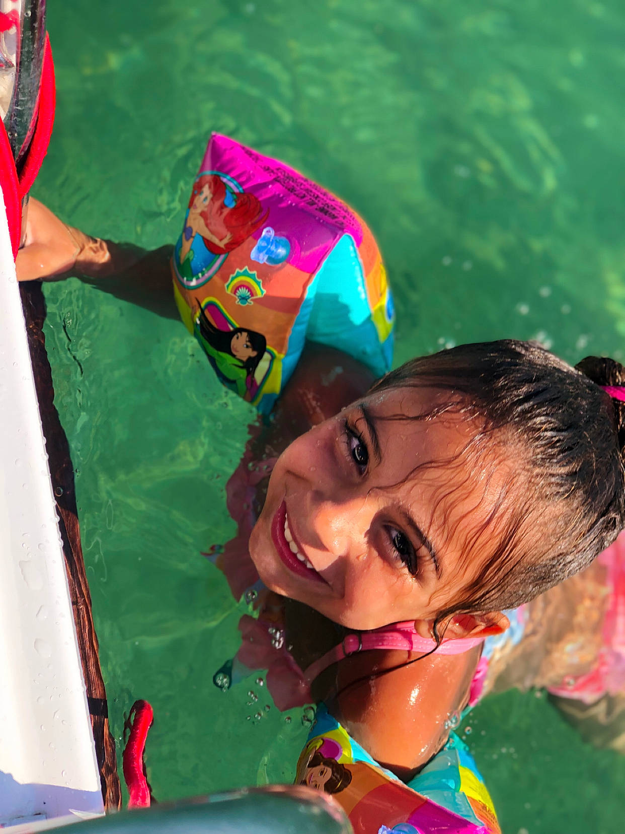 Lyssia participe au concours pour gagner de l'argent avec cette photo : beach, child, event, fun, green, happy, hat, joy, laugh, leisure, people_in_nature, people_on_beach, person, personal_protective_equipment, play, recreation, smile, summer, sun_hat, swimwear