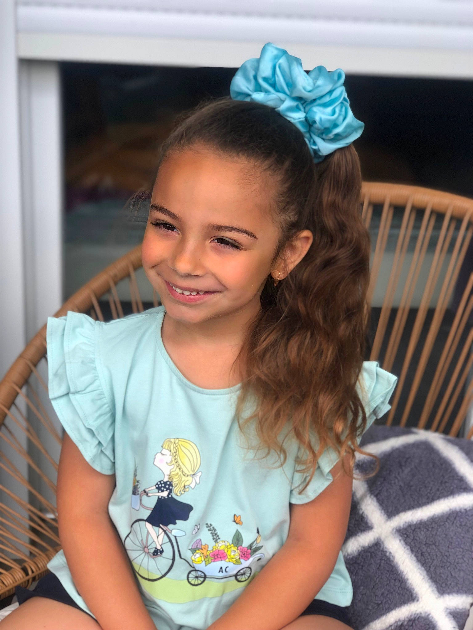Lyssia participe au concours pour gagner de l'argent avec cette photo : beauty, chair, child, chin, cool, eyelash, flash_photography, fun, hair, hairstyle, happy, headband, headpiece, jewellery, joy, person, sitting, skin, smile, snapshot