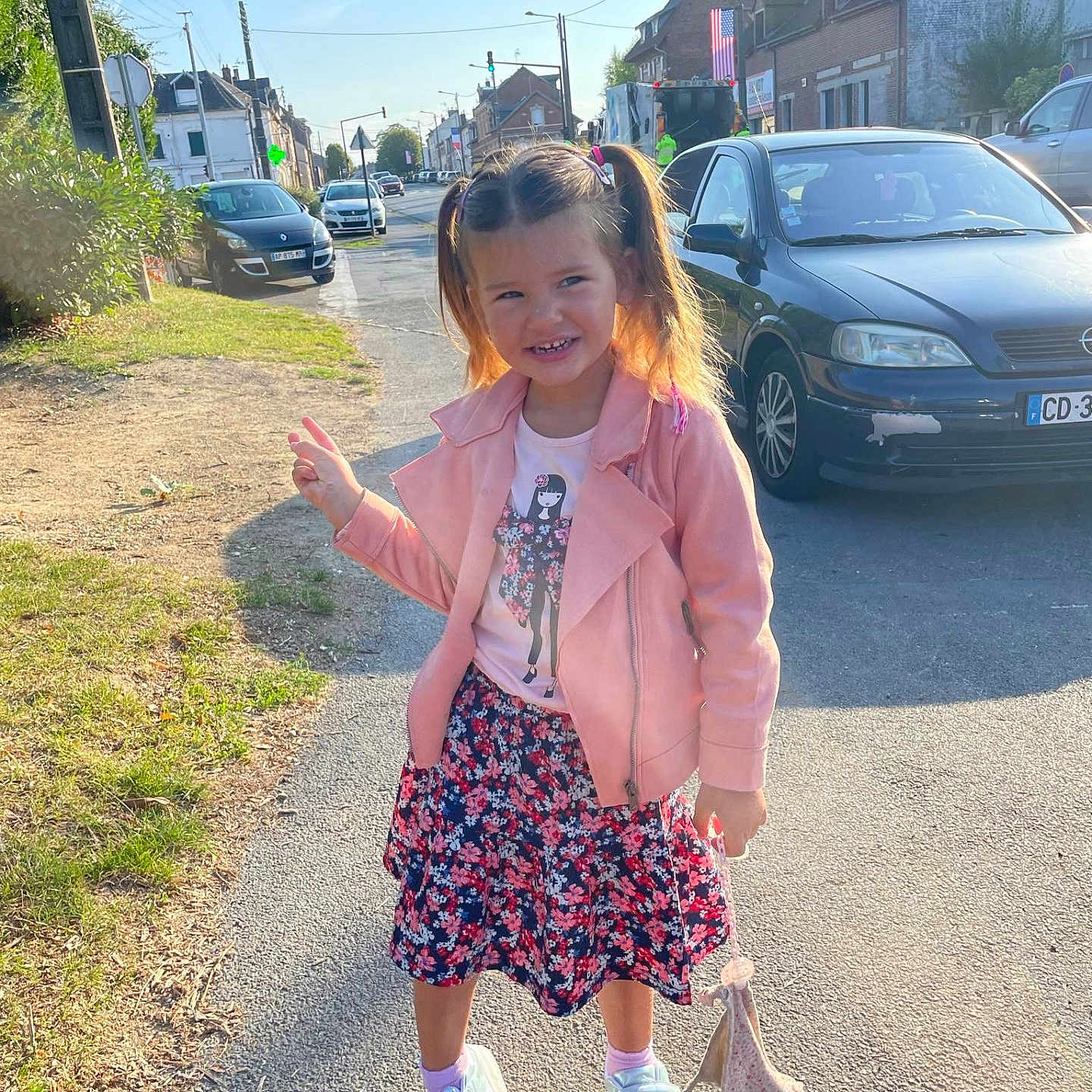 Shanna a rejoint le concours — aidez-le/la à gagner de superbes lots ! car, child, city, clothing, coat, face, female, girl, hair, head, person, photography, portrait, road, sitting, skirt, street, transportation, urban, vehicle