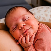 Esmee a rejoint le concours — aidez-le/la à gagner de superbes lots ! baby, sleeping, smile, hand, face, infant, cute, cozy, soft_lighting, closeup, skin, child, peaceful, portrait, indoors, clothing, resting, newborn, happy, expression