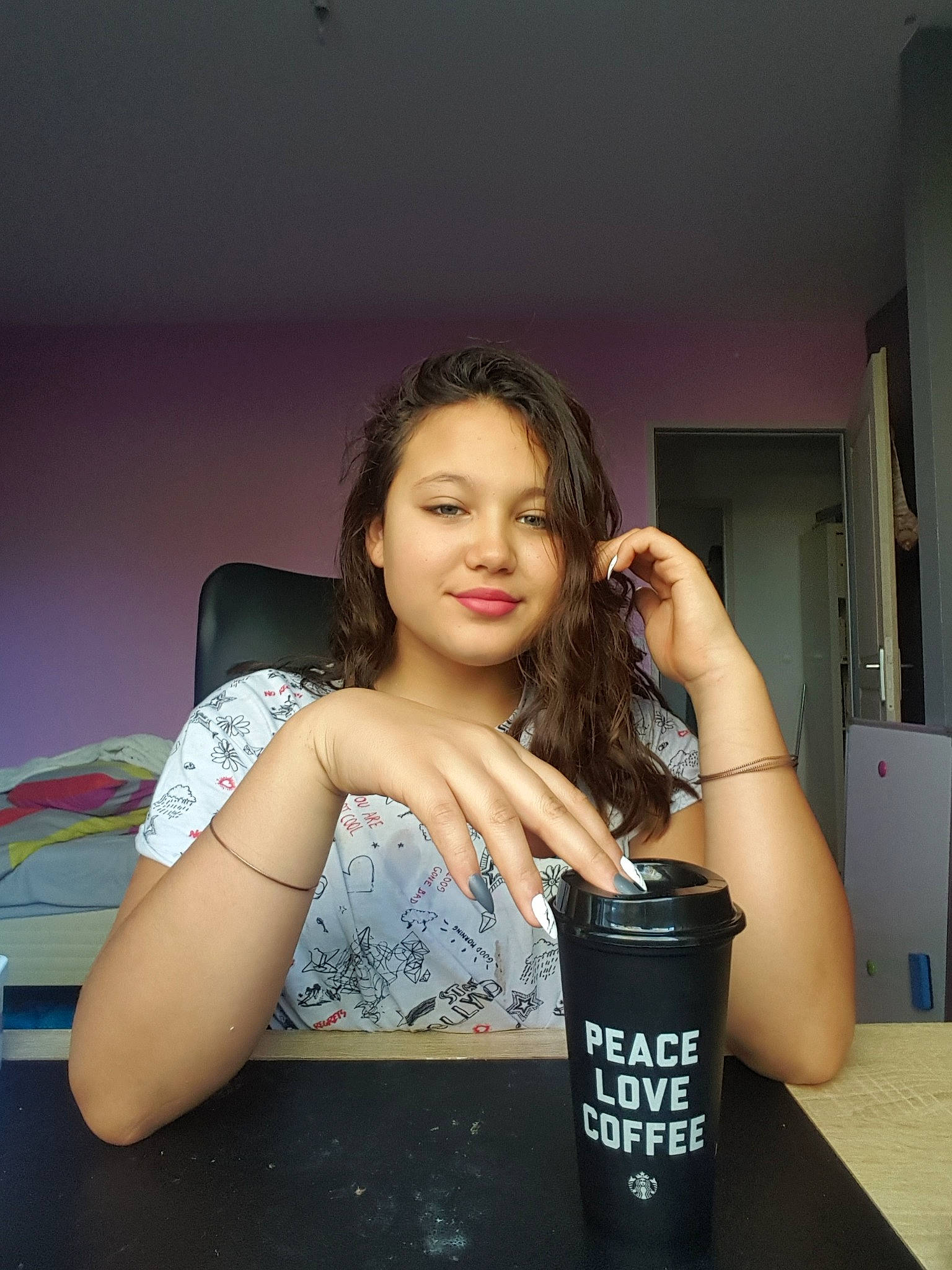 Nadia a rejoint le concours — aidez-le/la à gagner de superbes lots ! arm, black_hair, brown_hair, drink, drinkware, elbow, joy, leg, long_hair, muscle, person, thigh, tin_can, vacuum_flask