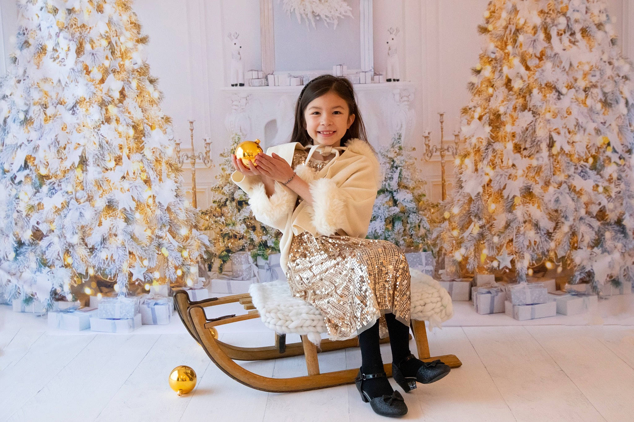 Annam a rejoint le concours — aidez-le/la à gagner de superbes lots ! beauty, branch, chair, christmas, christmas_decoration, christmas_ornament, christmas_tree, event, fashion_design, fun, happy, holiday, jewellery, joy, ornament, person, plant, sitting, smile, toy