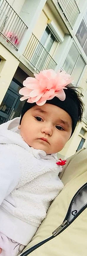 Leyla participe au concours pour gagner de l'argent avec cette photo : baby, baby_products, cheek, child, clothing, costume, fashion_accessory, hair_accessory, head, headband, headgear, headpiece, headwear, person, petal, pink, skin, toddler